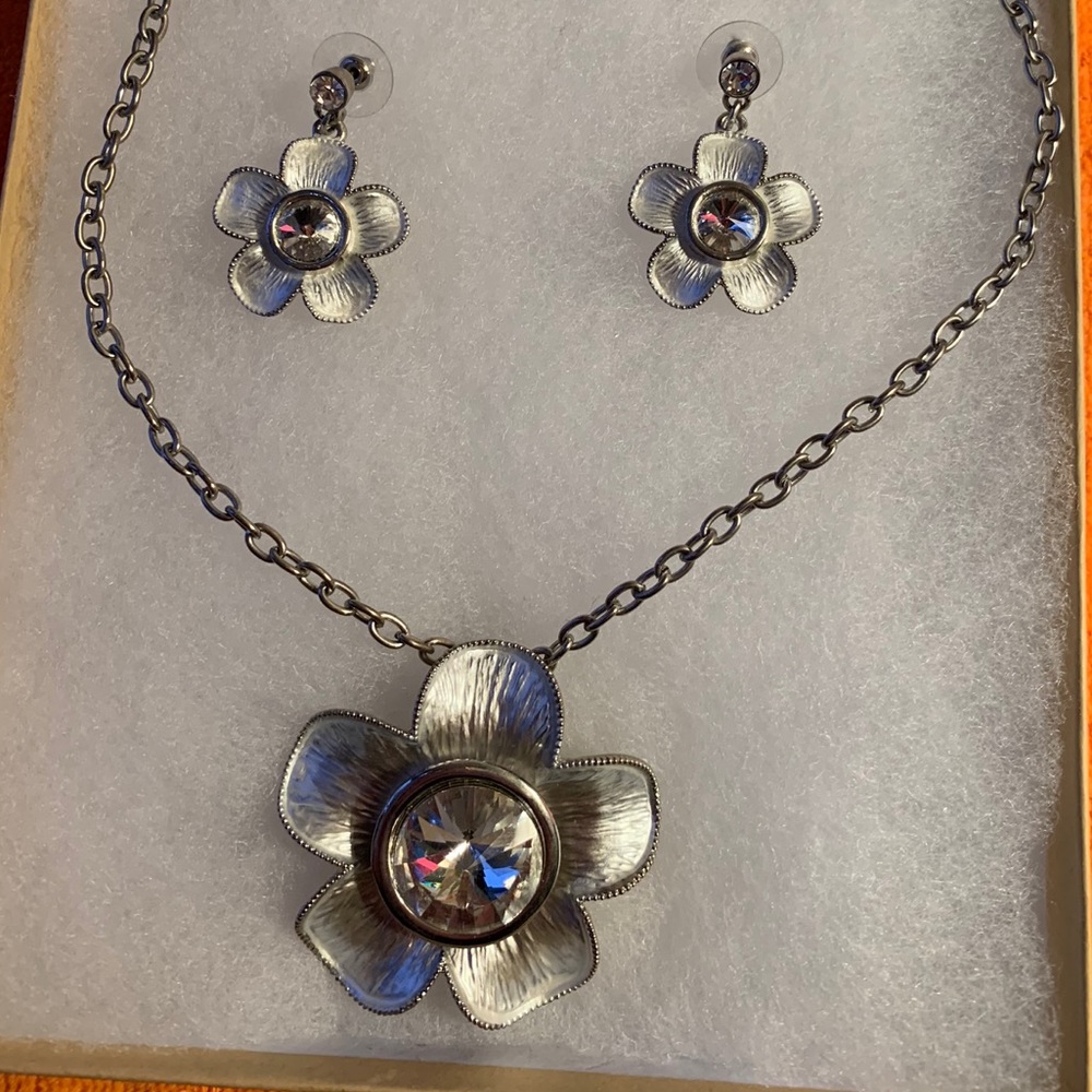 Silver Flower 🌸 Necklace